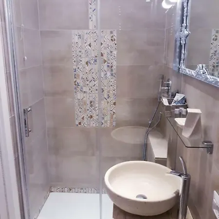 Apartment 5 Terre Hall